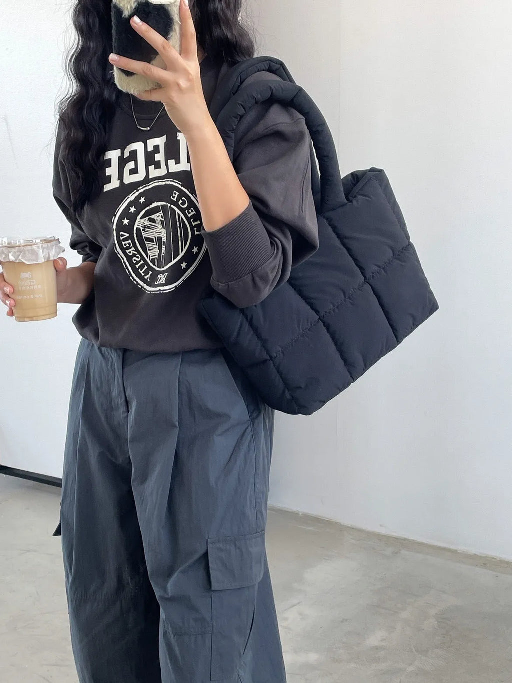 Large capacity plaid Oxford cloth one-shoulder tote bag in black with visible sewing lines