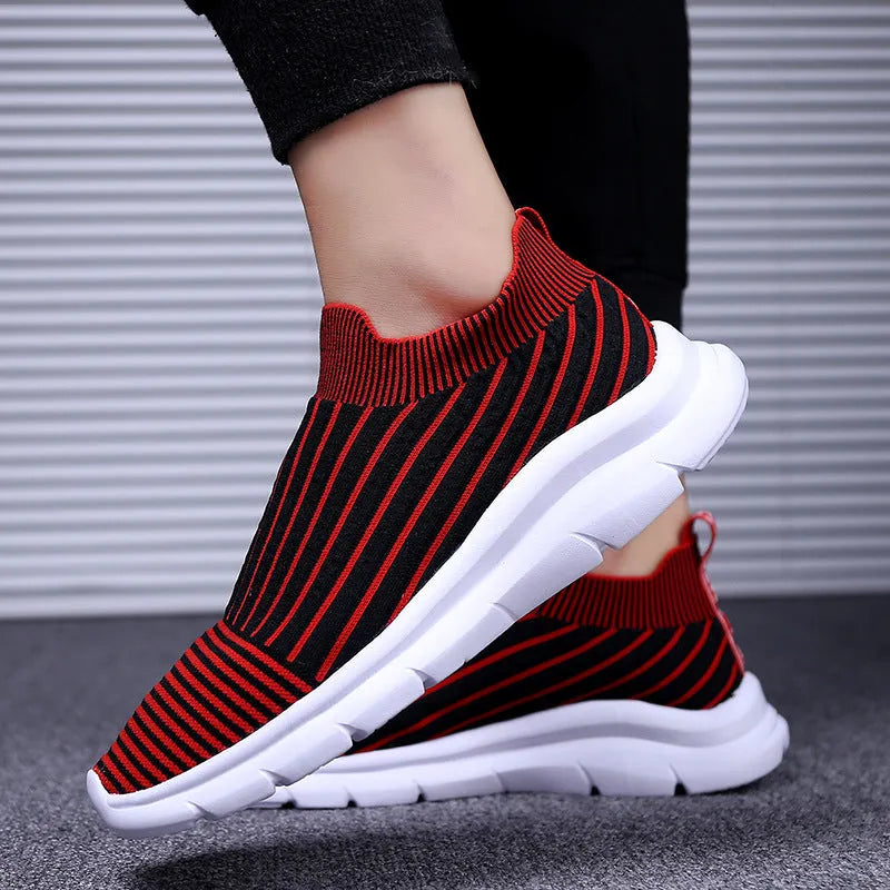 Men's high-top jogging sneakers in black with white MD sole and front lace-up closure on a white background