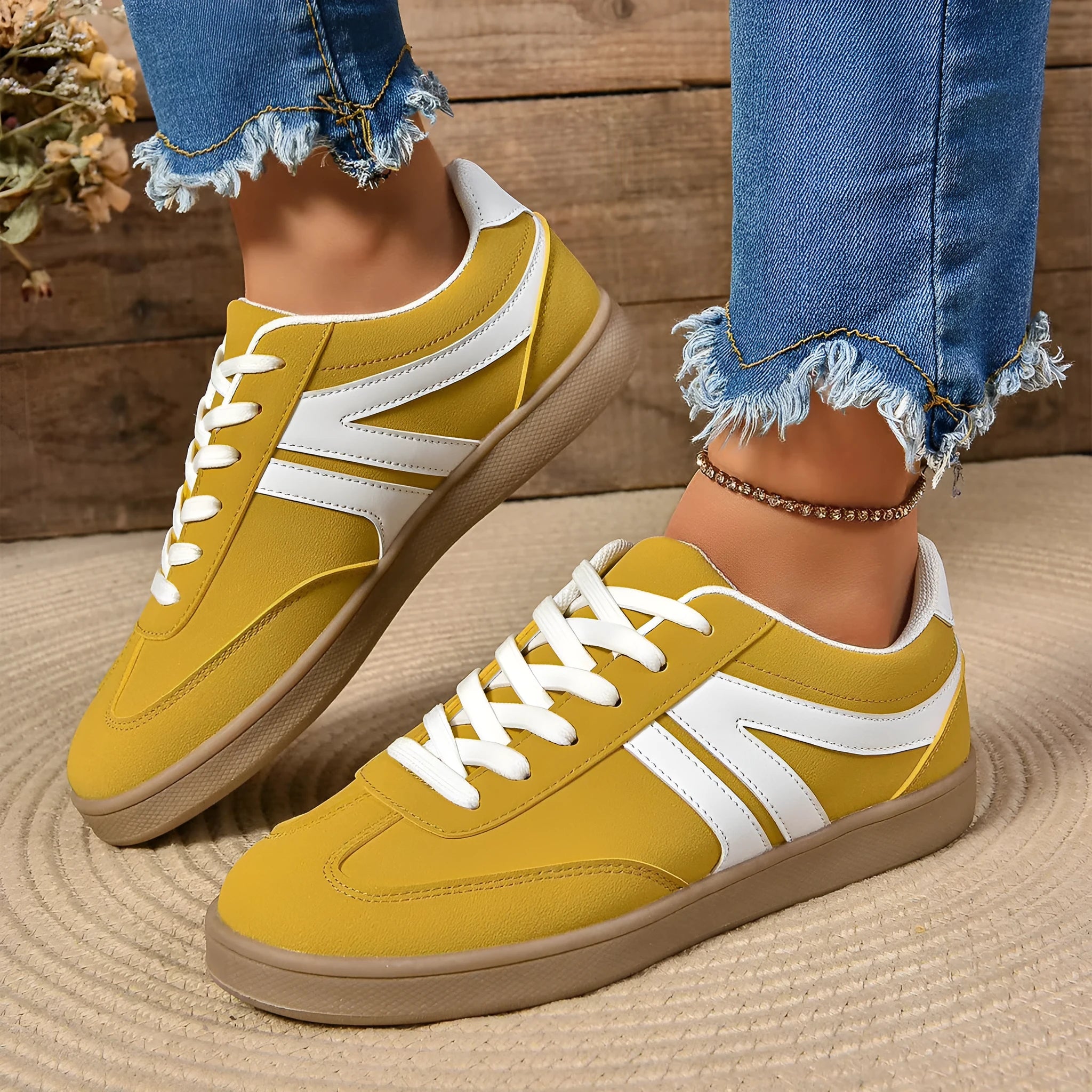 Lace-up round toe flats shoes for women in black artificial PU leather with flat heel