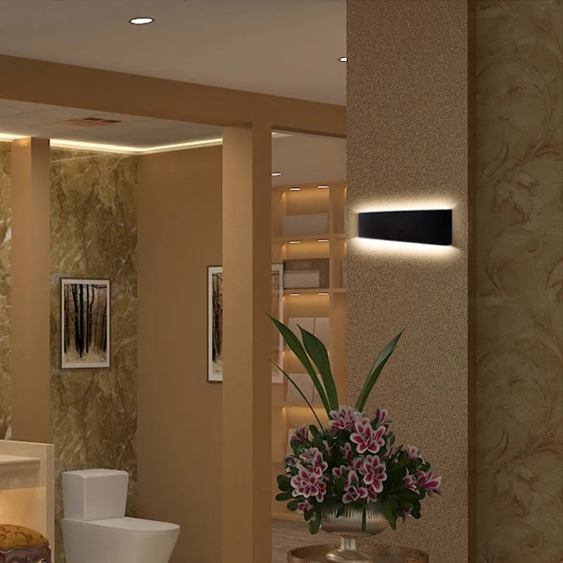 Modern minimalist 12W aluminium alloy wall light with 3000K warm light in black finish for indoor hallway installation