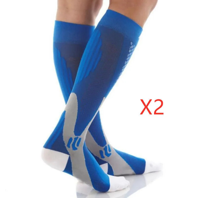Graduated compression socks for men and women in athletic fit with circulatory support
