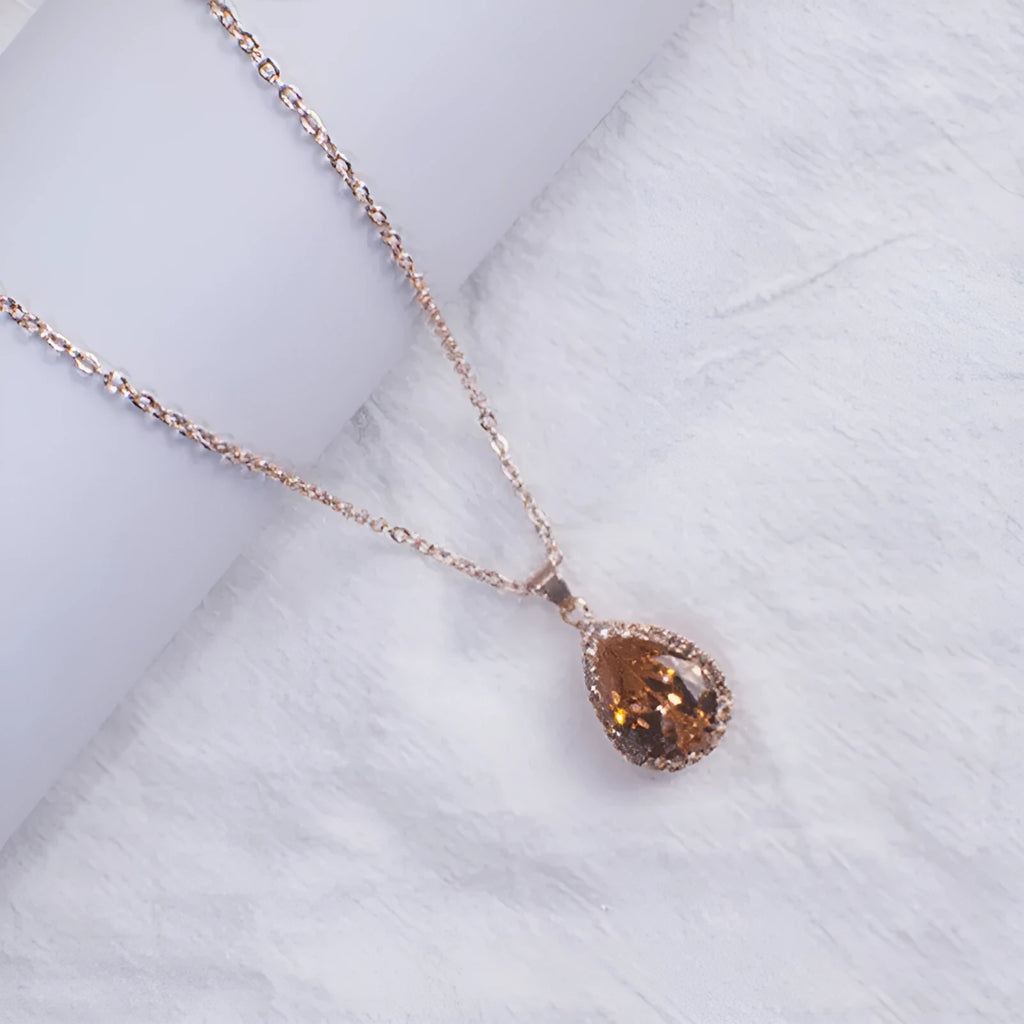 Women's drop-shaped pendant necklace with rhinestone geometric pattern in pink electroplated finish