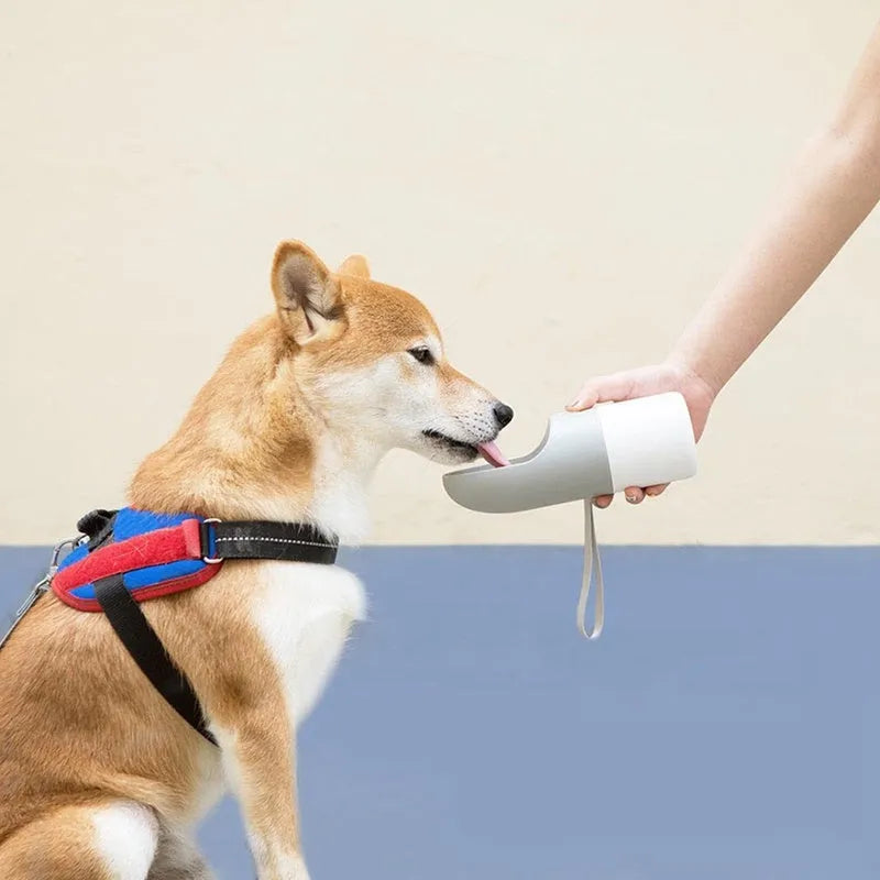 Moestar Rocket pet drinking cup in white-grey colour with one-button lock system and 270ml capacity