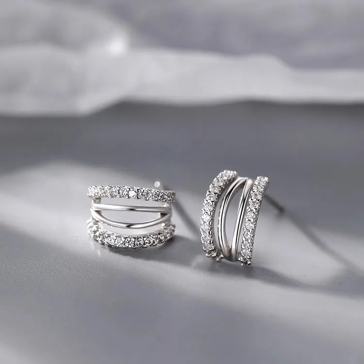 A pair of geometric-shaped 925 silver needle earrings with an electroplated finish.
