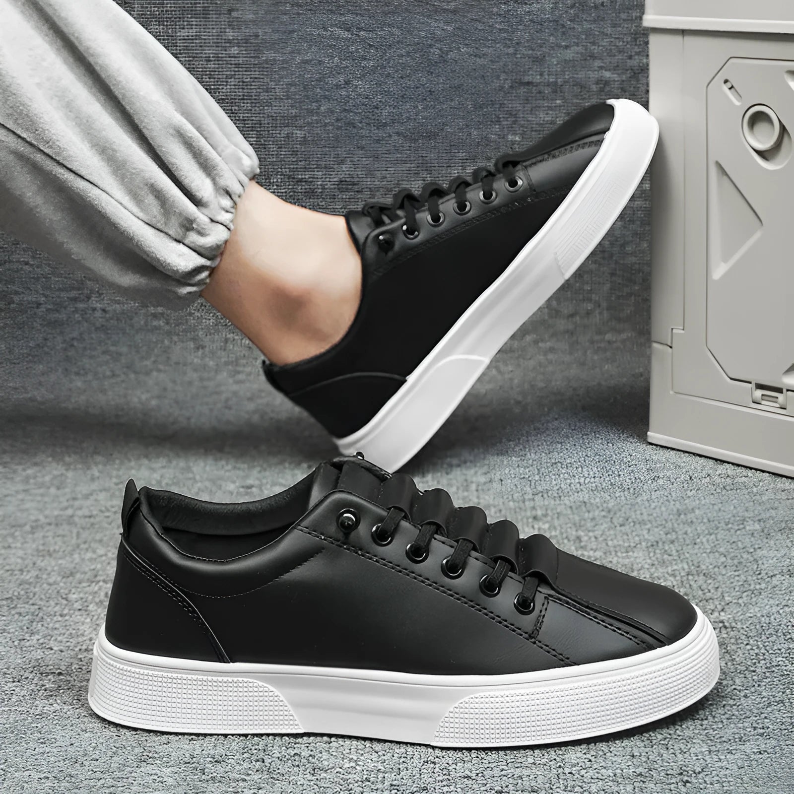 Men's low-top black synthetic leather sports trainers with PVC soles and leather stitching