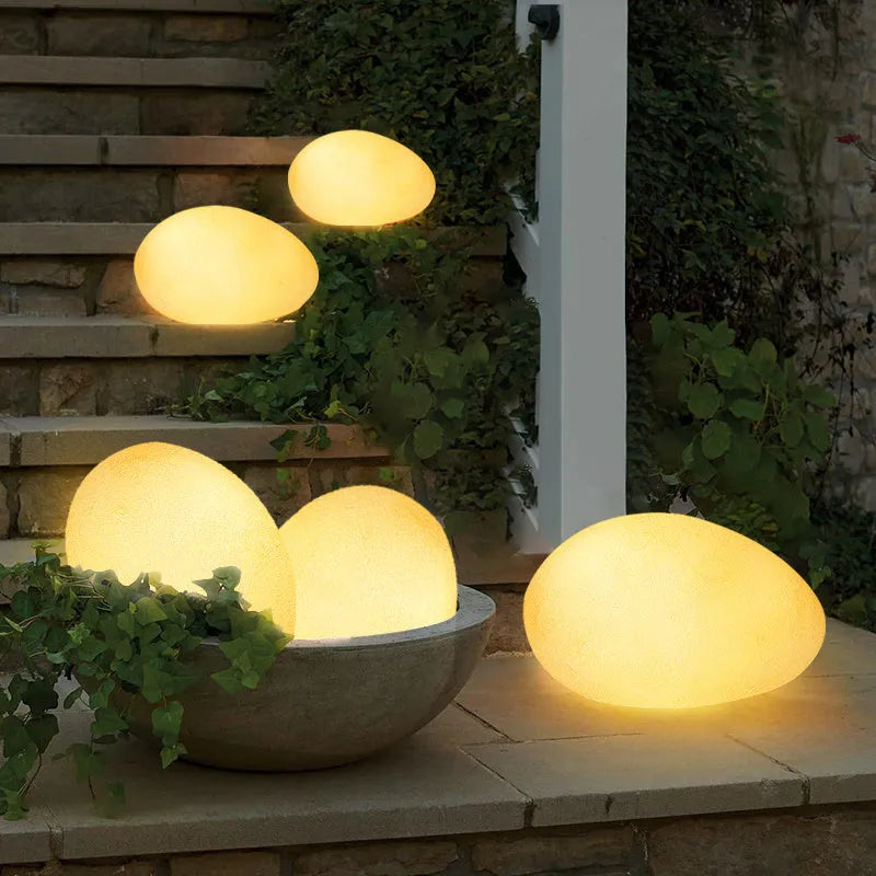 Outdoor pebble light in natural stone finish, geometric shape, IP65 waterproof, solar or rechargeable, 31cm size