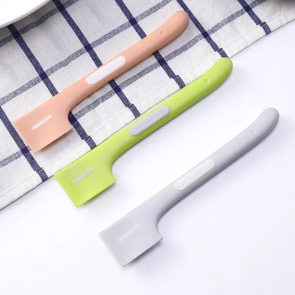 Long-handle pet feeding spoon with right-angle design for canned wet food