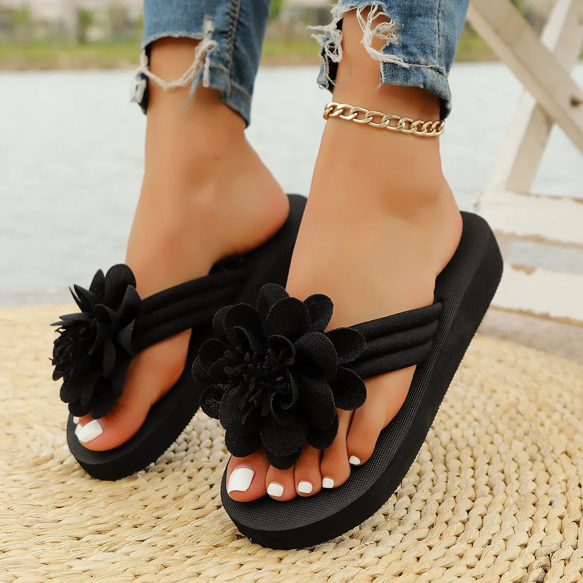 Solid-colour flip-flops with floral design on lightweight EVA sole in beige, red, black, and green options