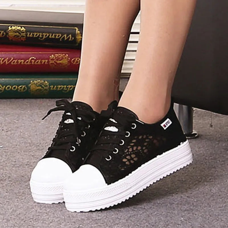Women's white canvas lace-up shoes with rubber sole, flat casual sneakers