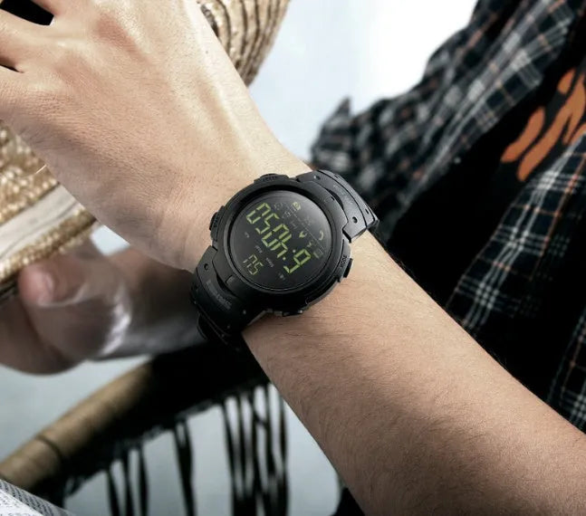 Sports smartwatch with 50mm round dial compatible with Apple and Android phones