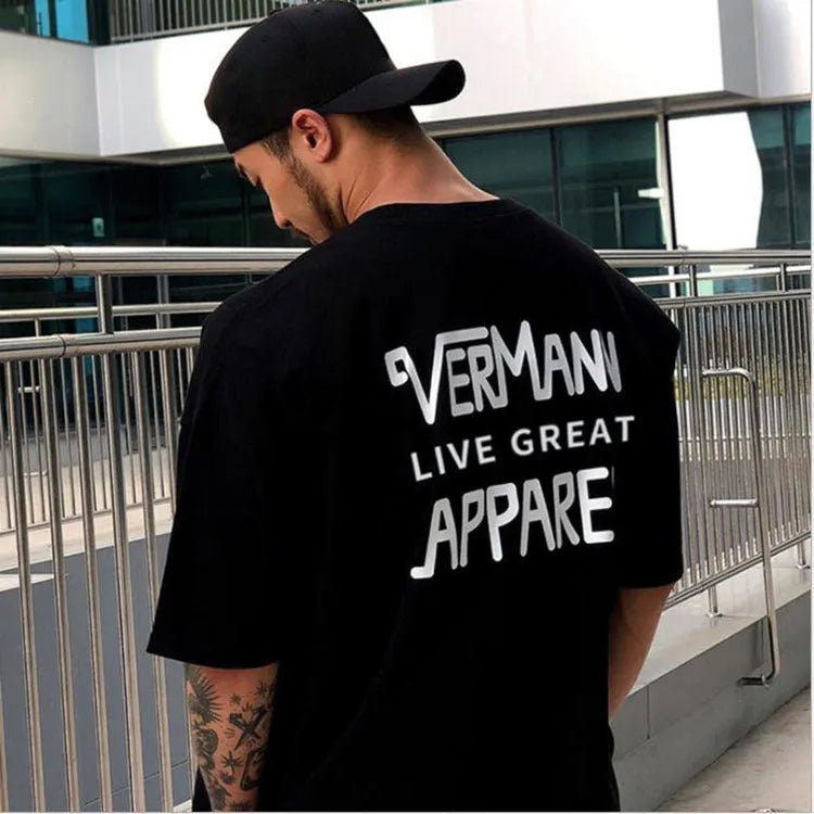 Slim fit casual T-shirt with round neck and short sleeves in black or white