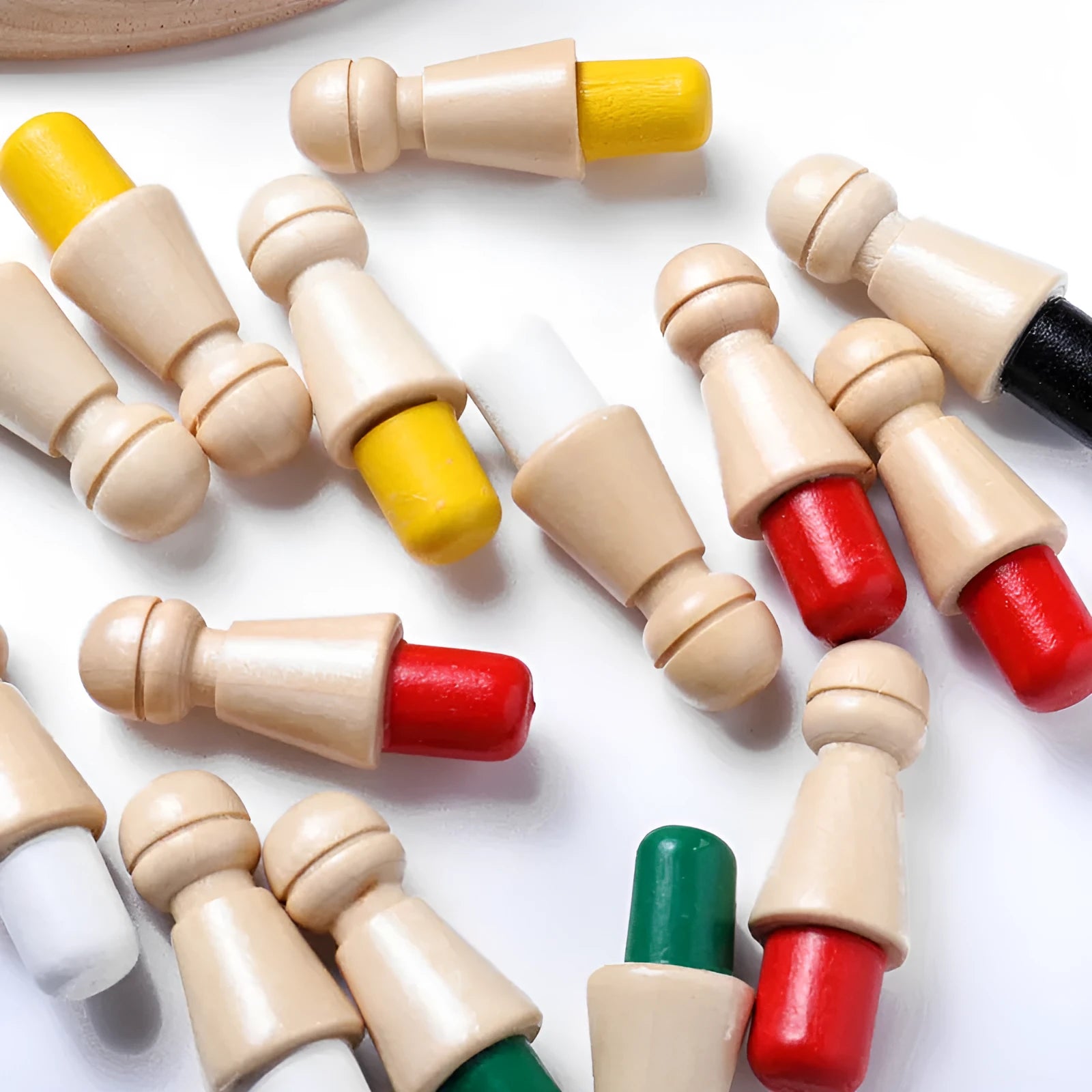 Children's wooden memory chess game with beech wood pieces on a 17cm square board for colour recognition.