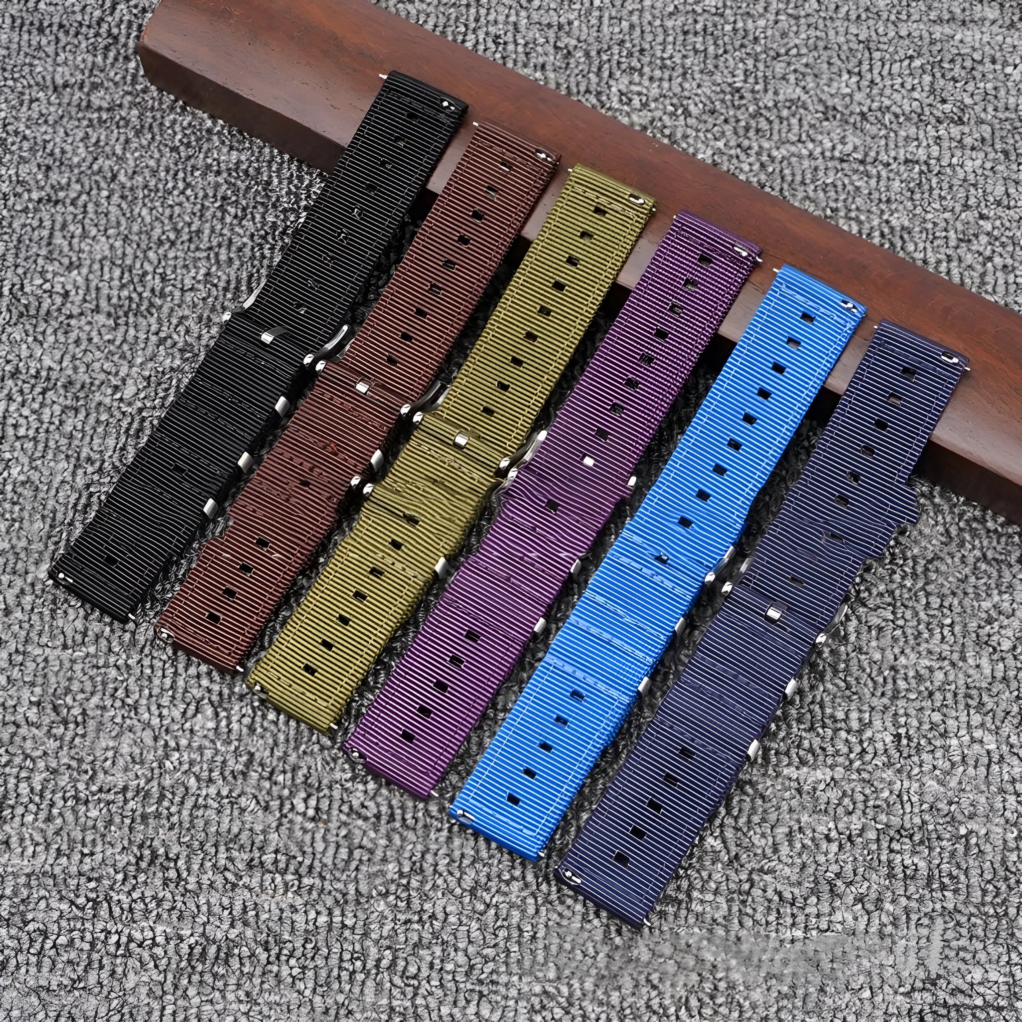 Nylon watchband quick release waterproof woven strap in black, fitting 22mm lug width, simple style