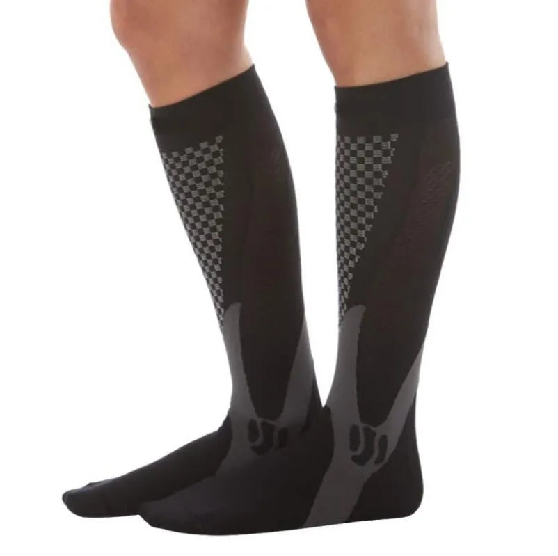 Graduated compression socks for men and women in athletic fit with circulatory support