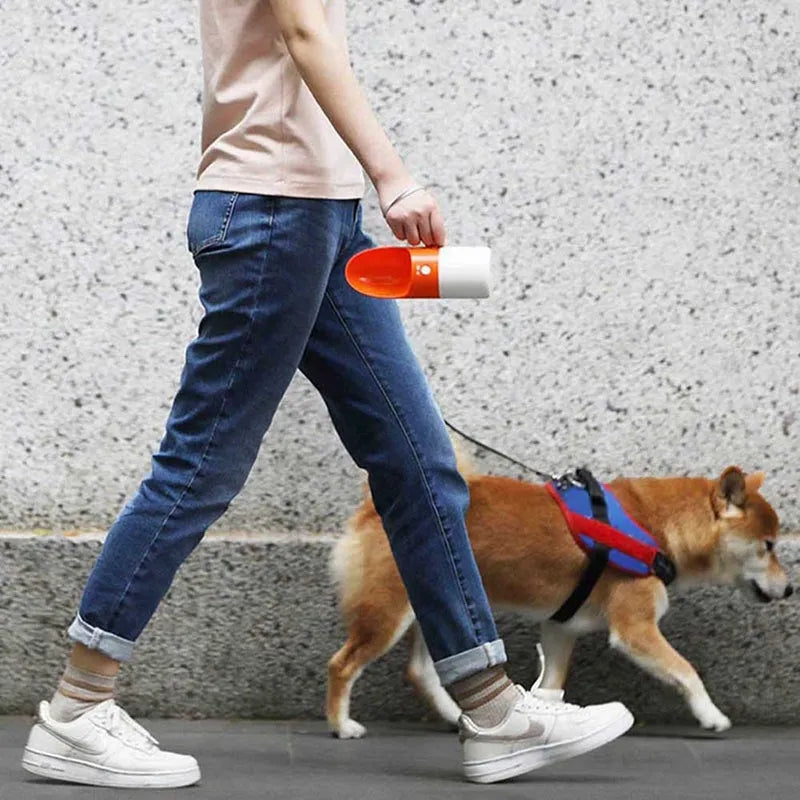 Moestar Rocket pet drinking cup in white-grey colour with one-button lock system and 270ml capacity