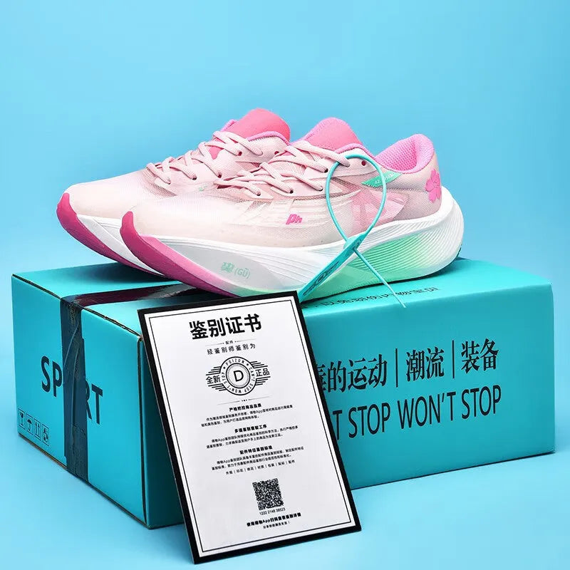 Low-top racing sneakers with carbon plate, PU mesh upper, and natural rubber sole in various colours.