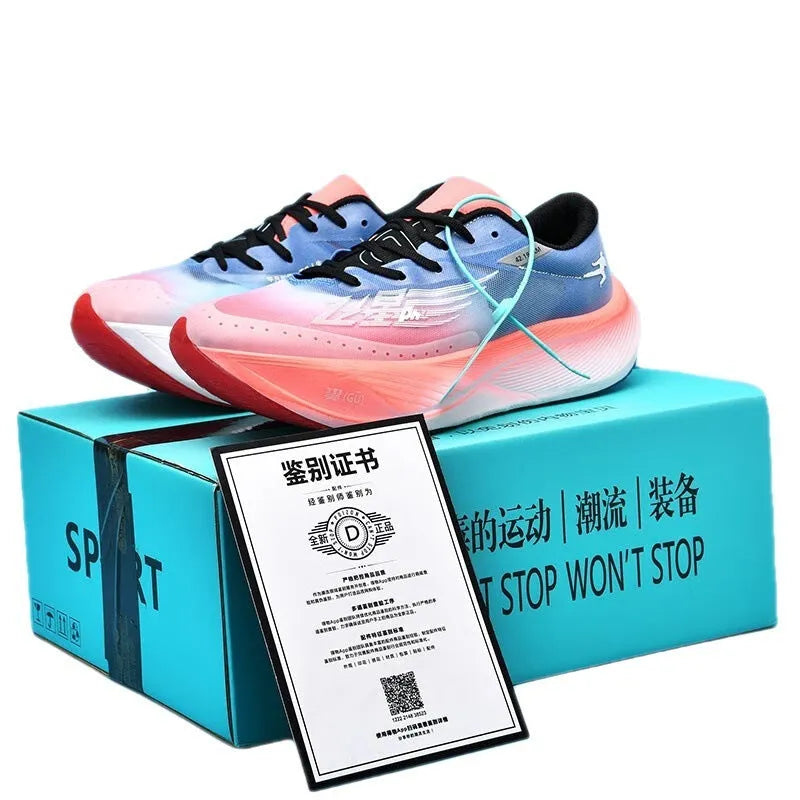 Low-top racing sneakers with carbon plate, PU mesh upper, and natural rubber sole in various colours.