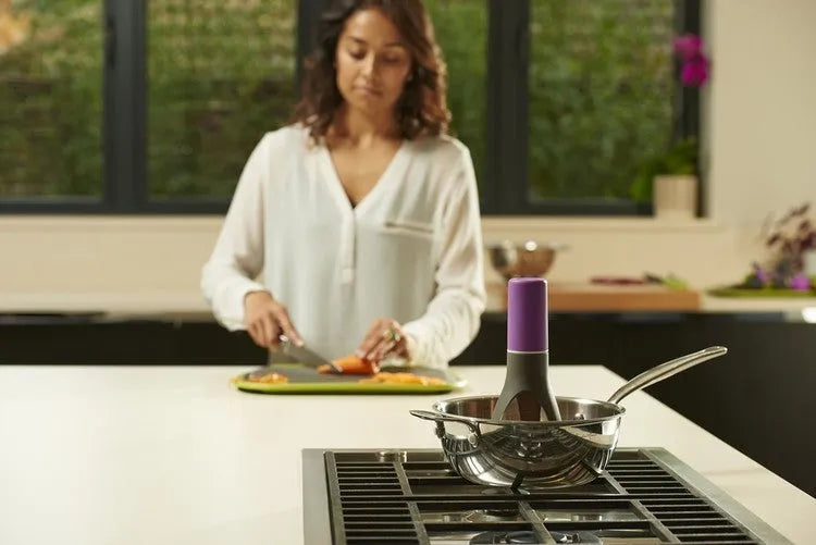 Green automatic cooking mixer utensil for sauces and soups with self-stirring design