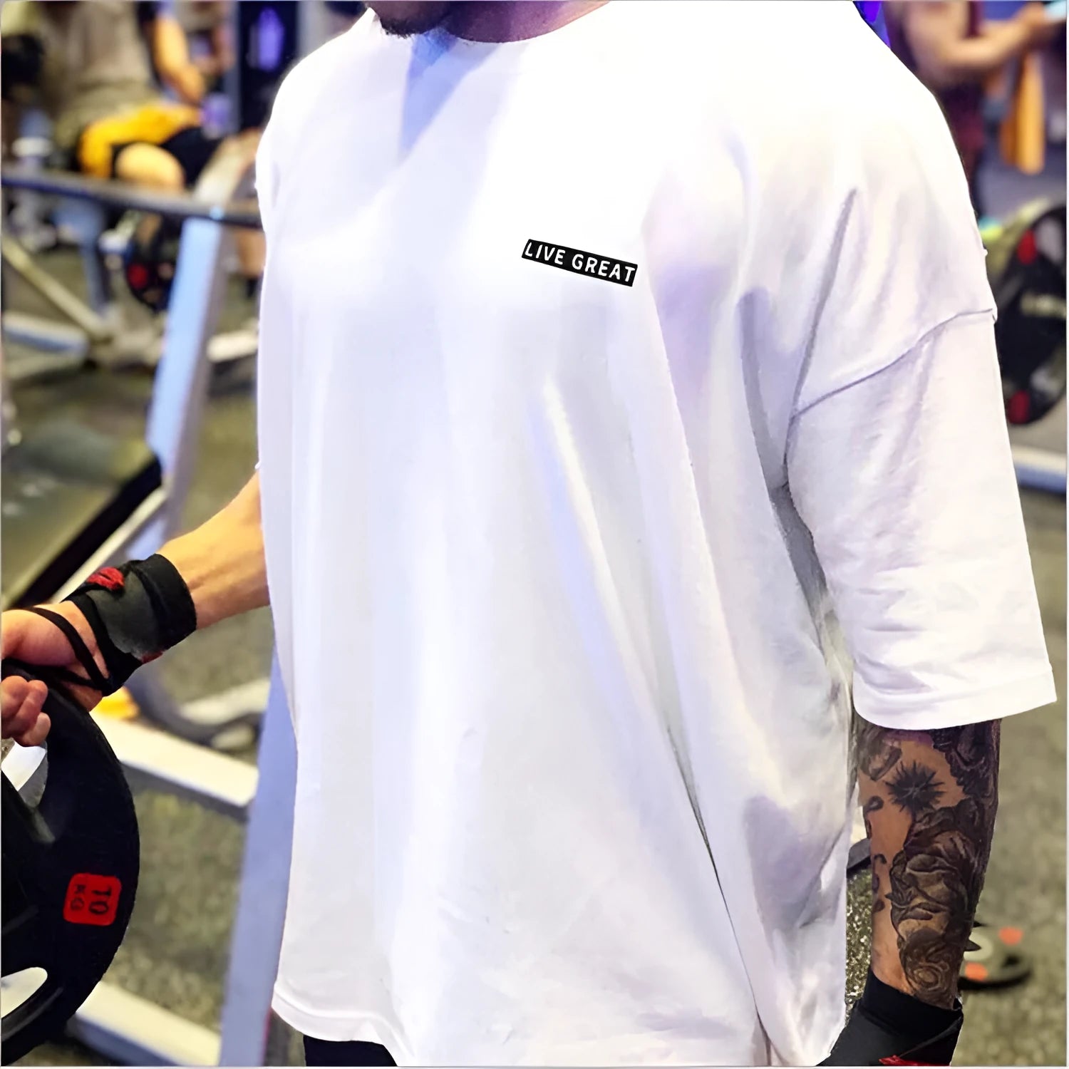 Slim fit casual T-shirt with round neck and short sleeves in black or white