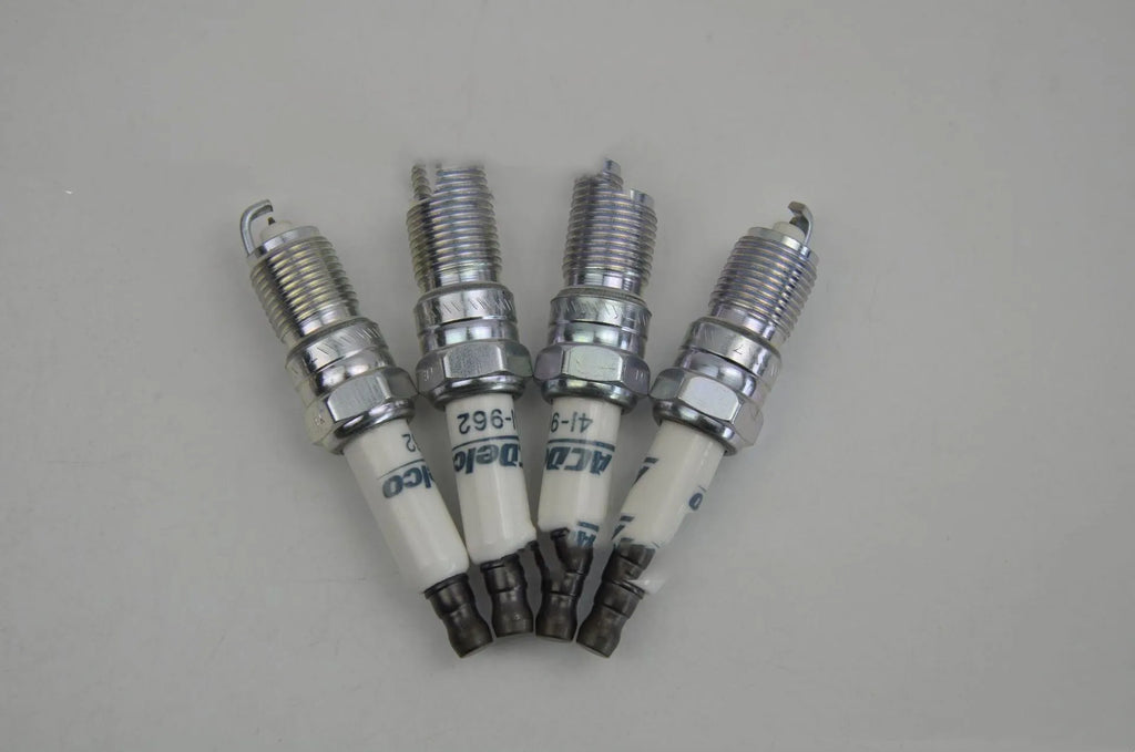 Iridium gold spark plug 41-962 with gold-coloured electrode suitable for Buick Chevrolet Hummer
