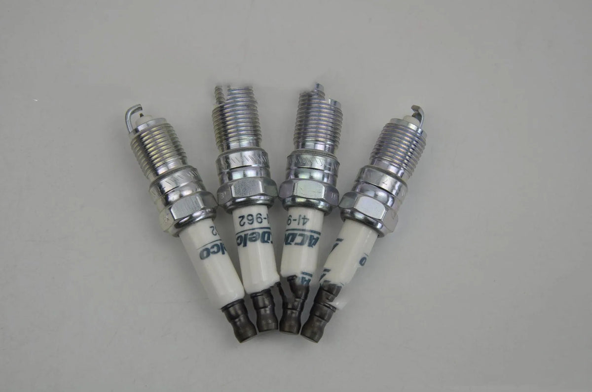 Iridium gold spark plug 41-962 with gold-coloured electrode suitable for Buick Chevrolet Hummer