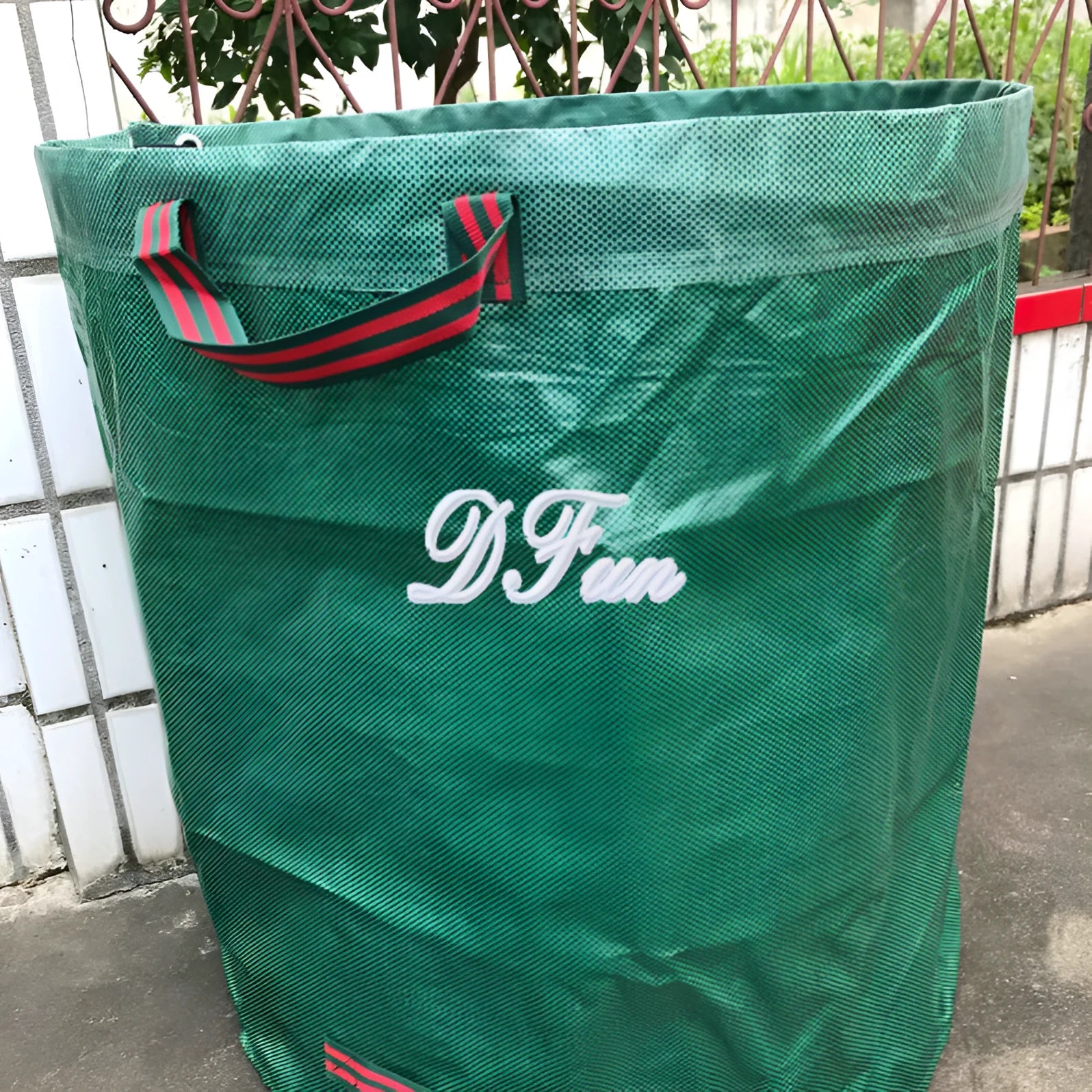 Green PP film garden leaf bag for collecting fallen leaves and plant debris, shown with size options.