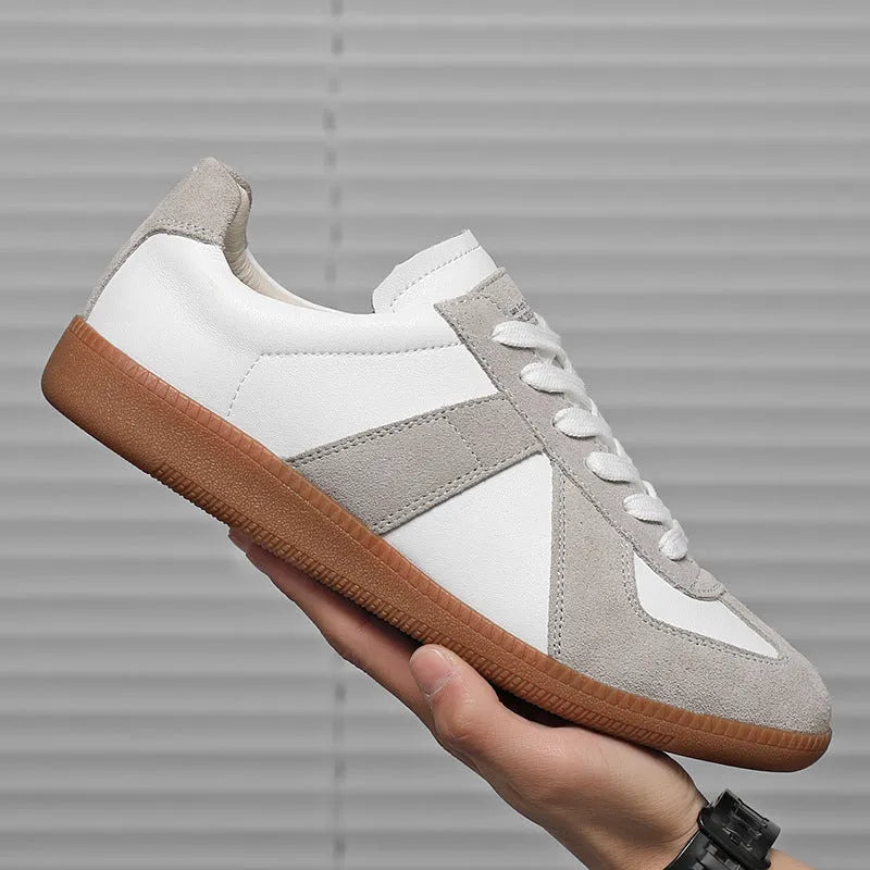 White retro Japanese-style low-top casual sneakers with round toe and flat rubber sole