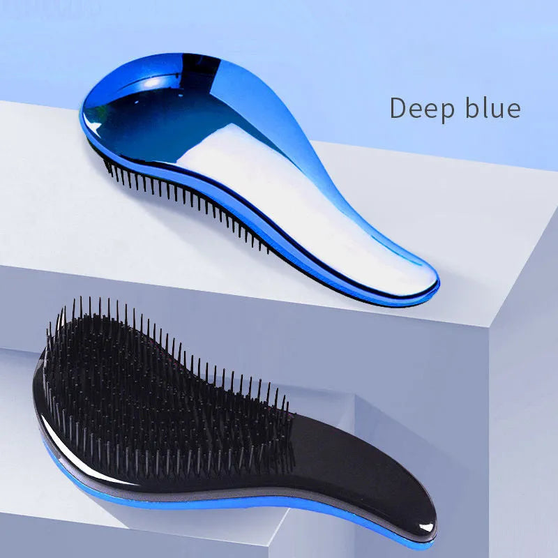 2-in-1 dog grooming comb and massage brush with floating design in Blue colour on a wet surface