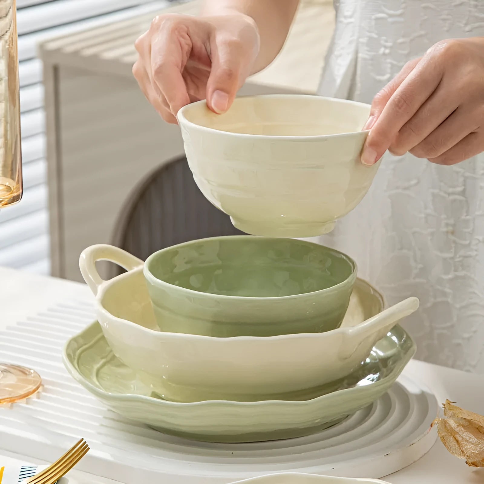 Seven-piece solid colour ceramic tableware set with matching dishes in gift box
