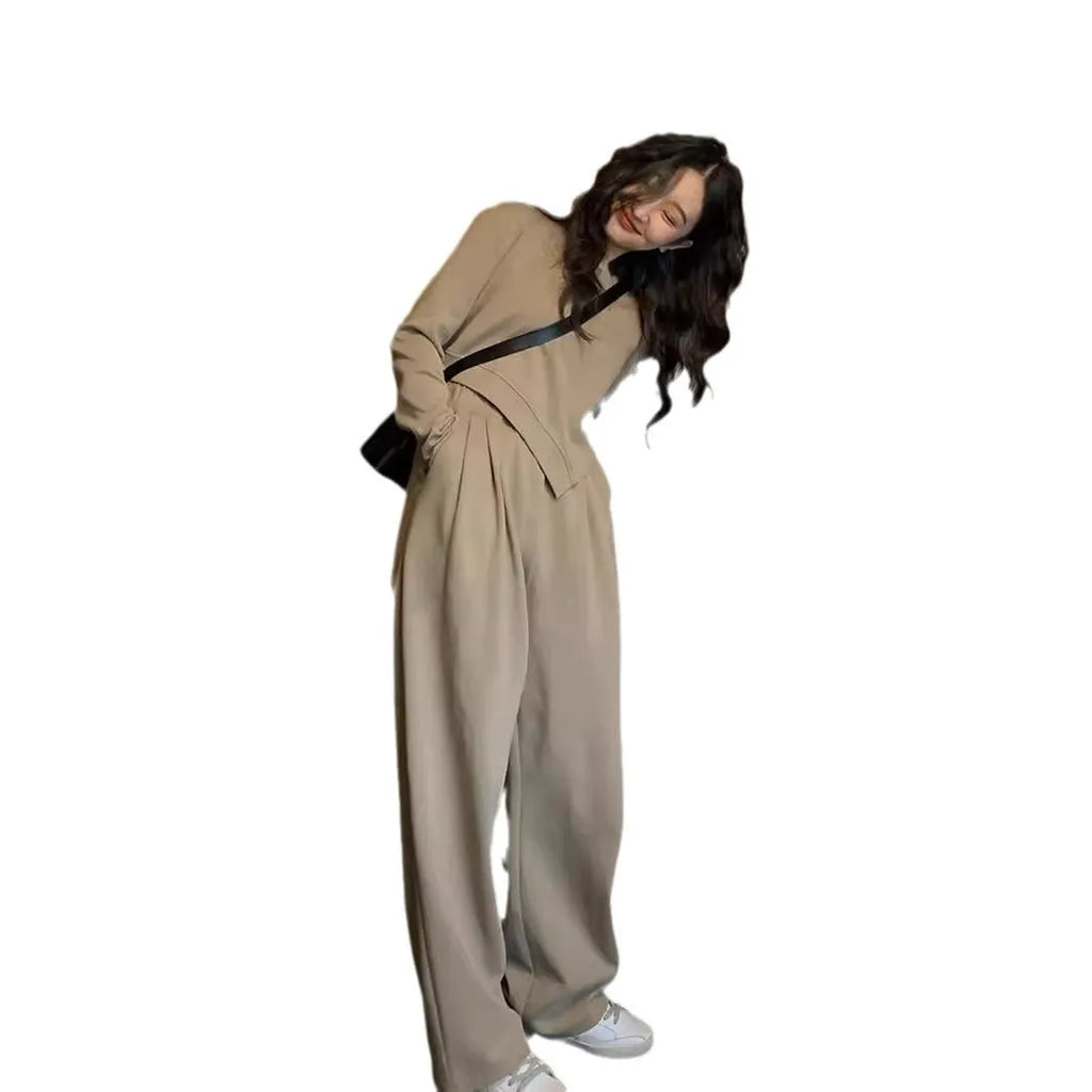 Women's loose-fit casual sports suit two-piece set in a solid colour, shown in khaki.