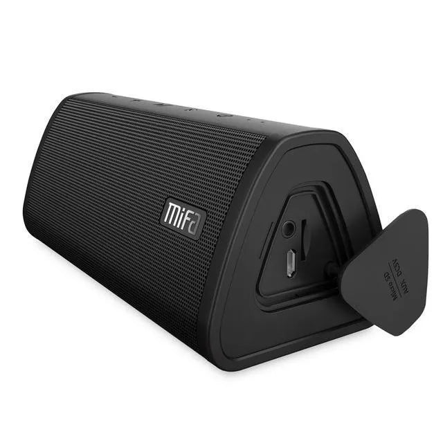 Waterproof outdoor speaker in black with plastic shell, 152x66x64mm, front view