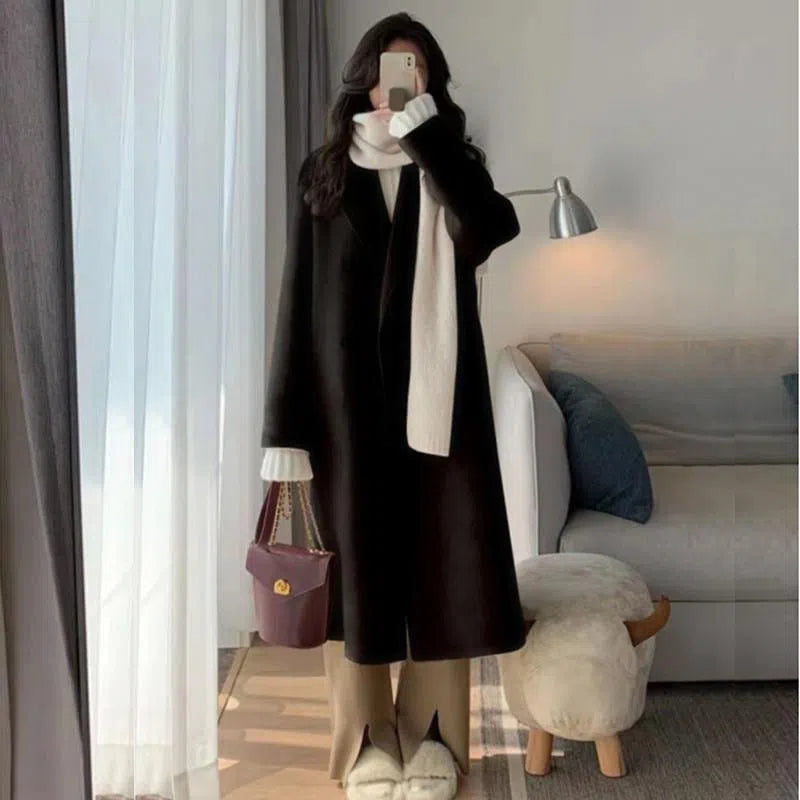 Women's loose fit knee-length retro wool coat with patchwork in oatmeal colour