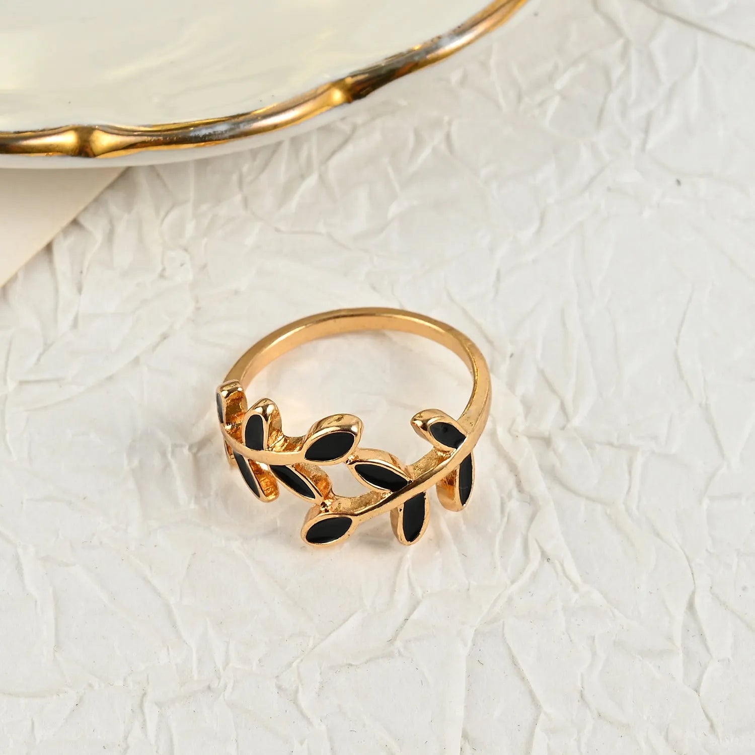 Gold-coloured acrylic leaf geometric ring for women with electroplated finish