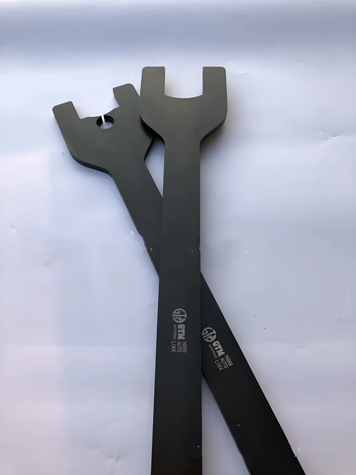 Land Rover fan support wrench coupler wrench 36mm 40mm alloy steel 2-piece set on a workbench