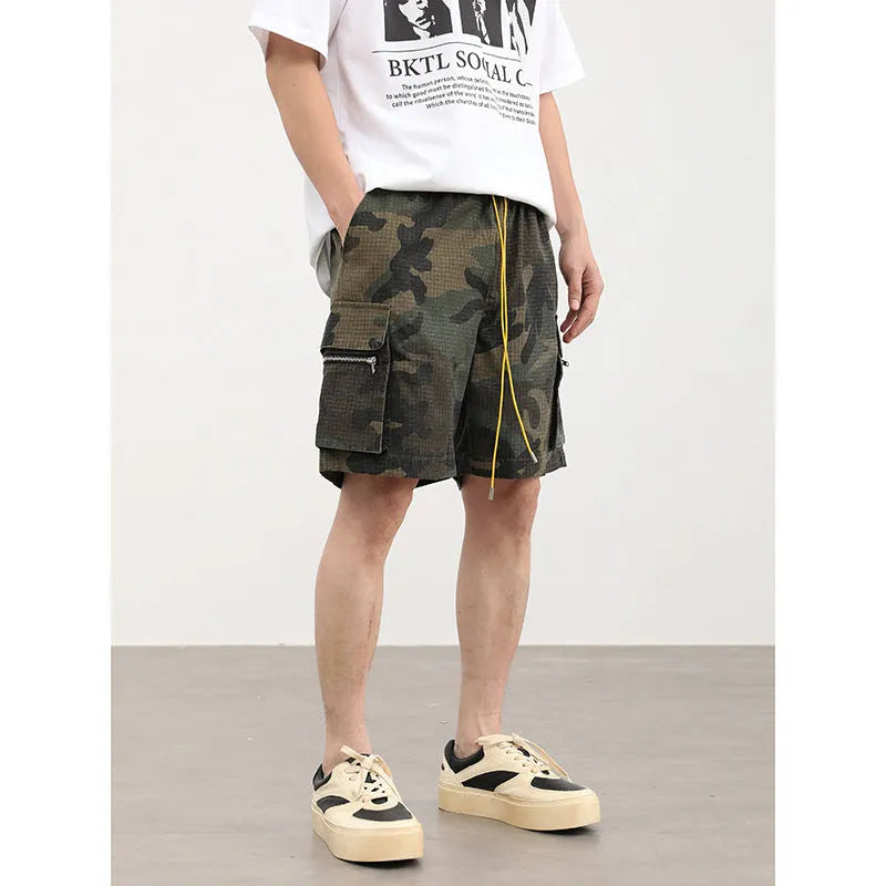 Men's camouflage pattern cropped cargo shorts with multiple pockets and elastic waistband