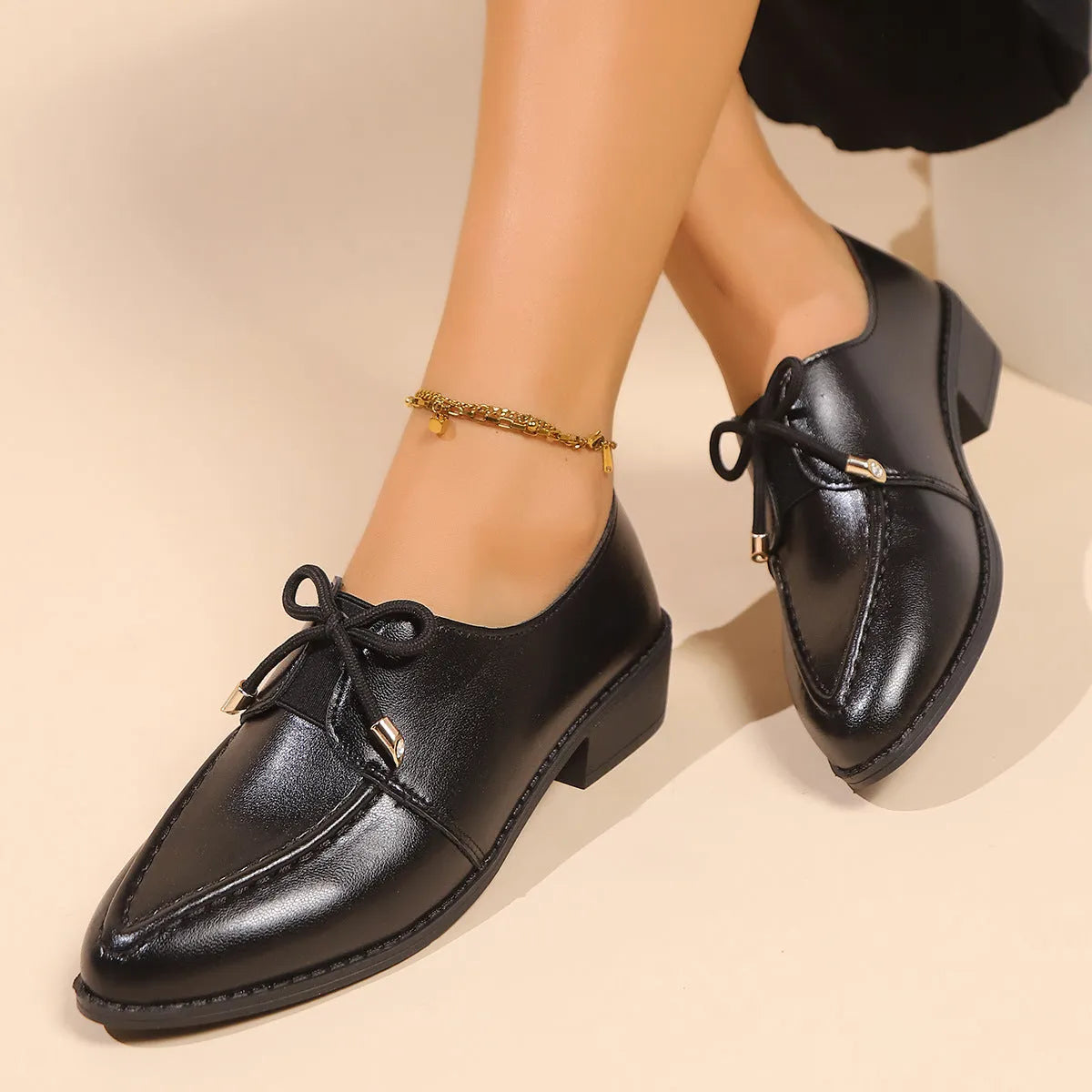 Women's simple flat shoes with a choice of bow decoration, showing PU upper and rubber sole.