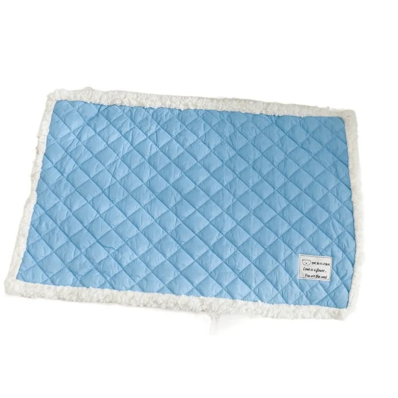 A soft cloth pet blanket for cats in a quilted blue colour, shown in size L 80x60cm.