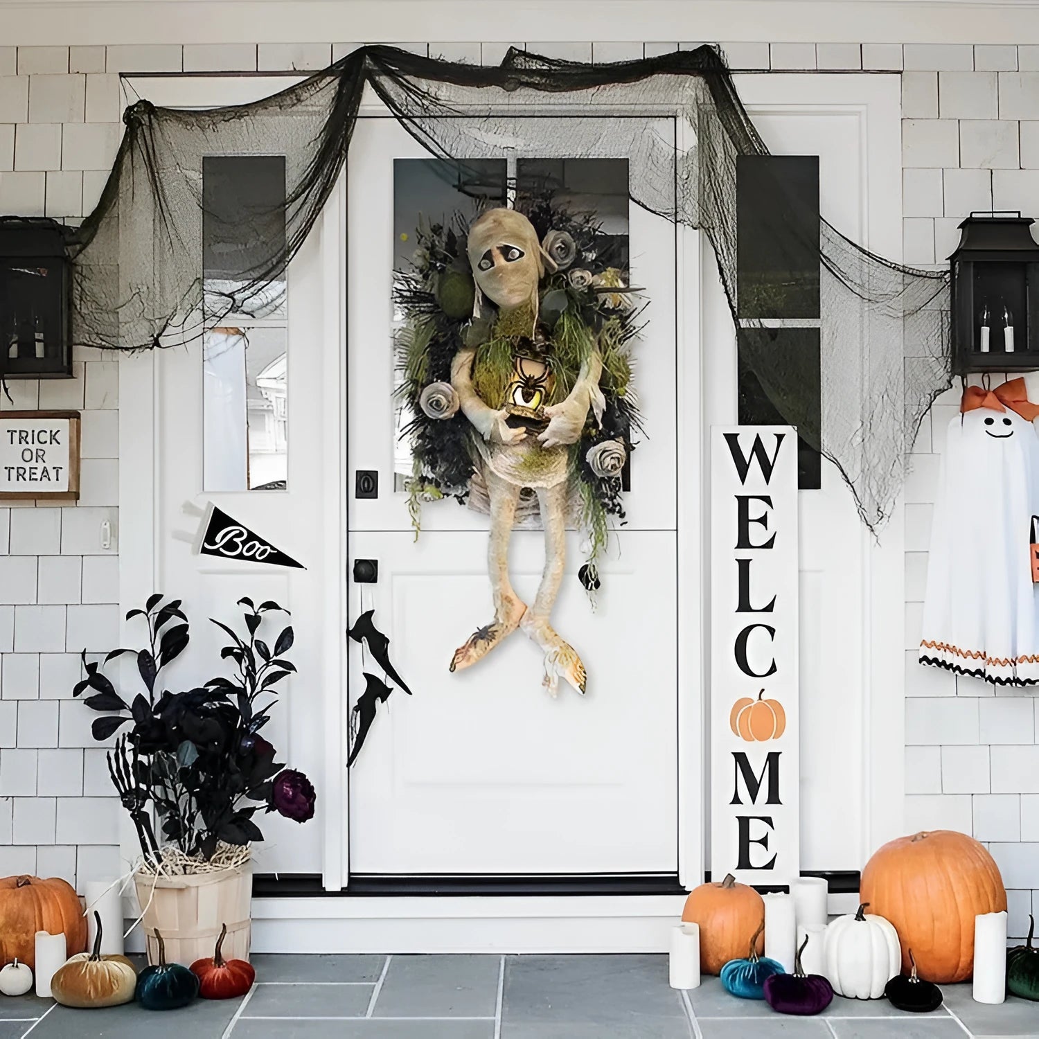 Mummy Halloween wreath with outstretched skeleton hands, hanging on a door, 46cm three-dimensional plastic decoration