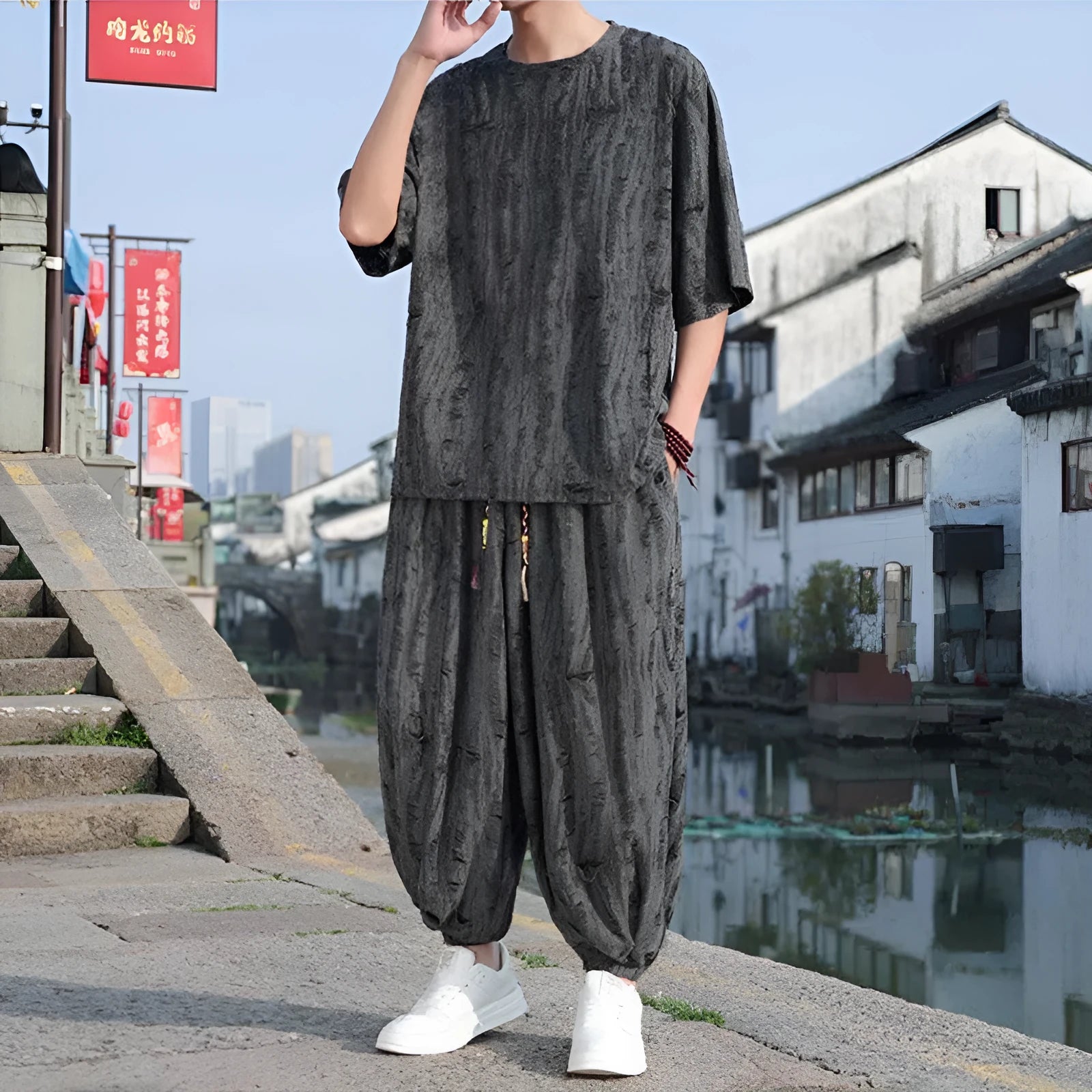 Men's thin knit summer suit with short sleeves and cropped trousers in black or grey