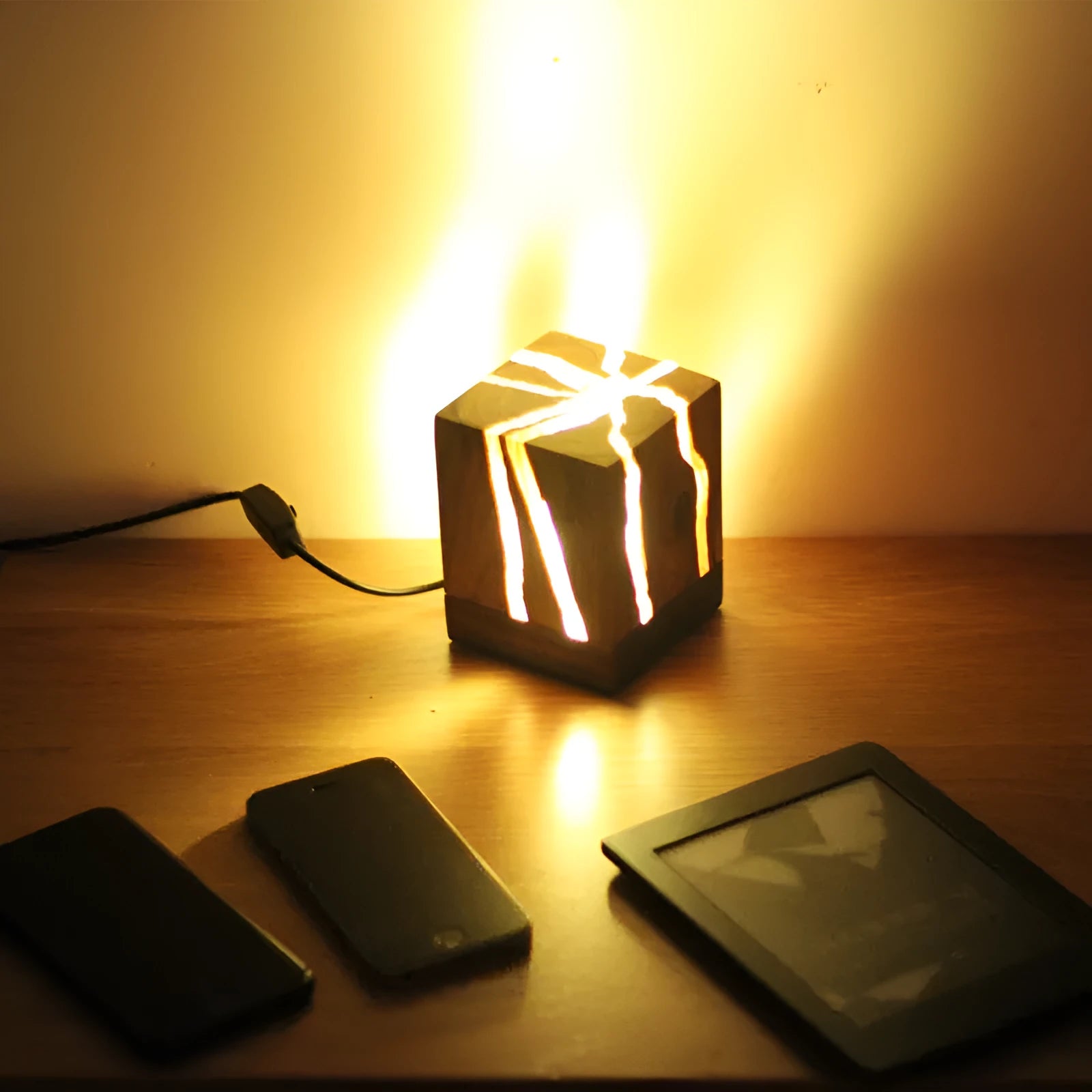 Crack night lamp creative design bedside lamp wood colour wood PMMA USB powered compact 7.7cm