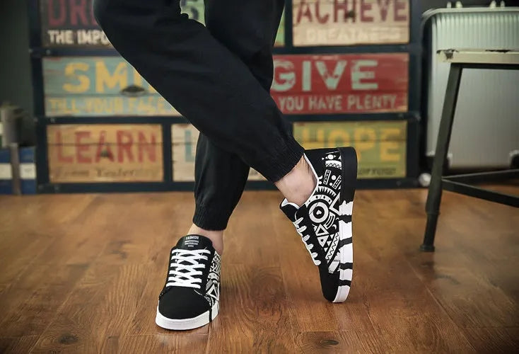 Canvas shoes for men with rubber sole in black available in sizes 39 to 44