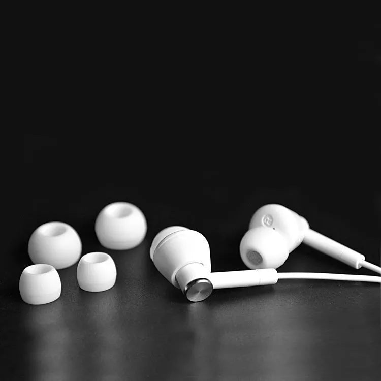 Black and white in-ear earphones with subwoofer for computers and mobile phones, model 65yz7b.