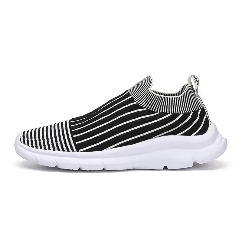 Men's high-top jogging sneakers in black with white MD sole and front lace-up closure on a white background