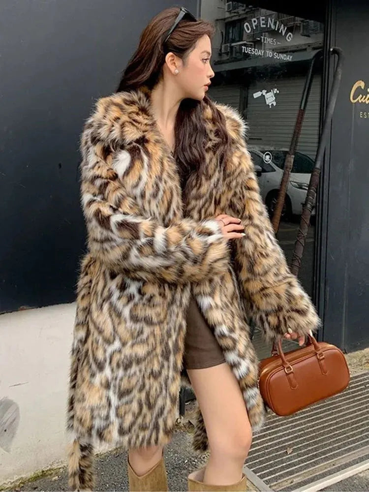 Street fashion faux fur coat with fur collar and pockets in artificial fur fabric