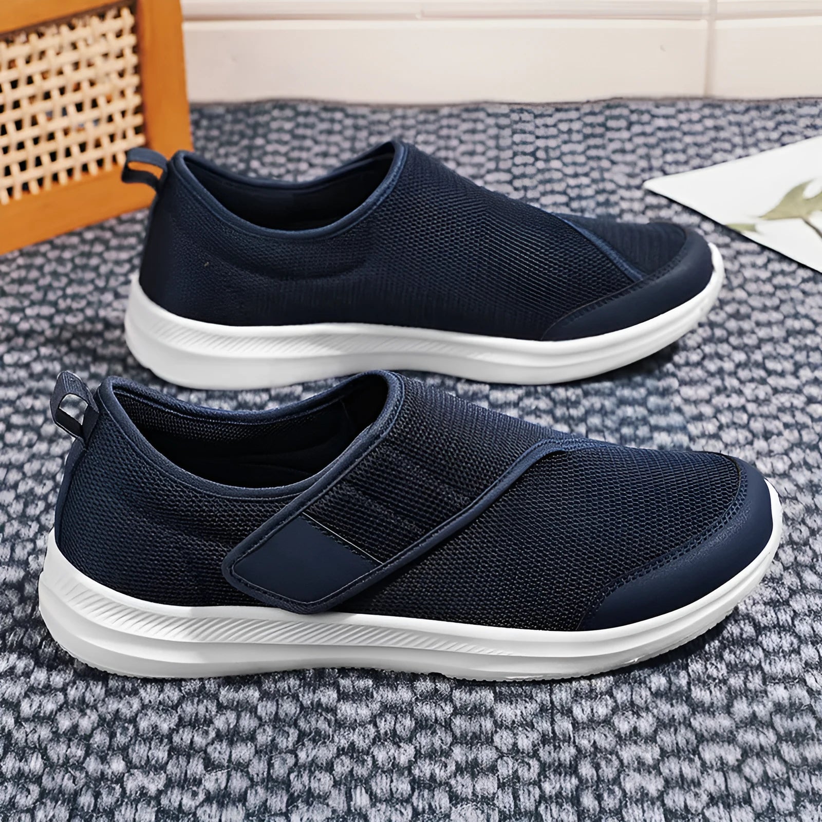 Men's outdoor mesh walking shoes with Velcro closure in blue colour