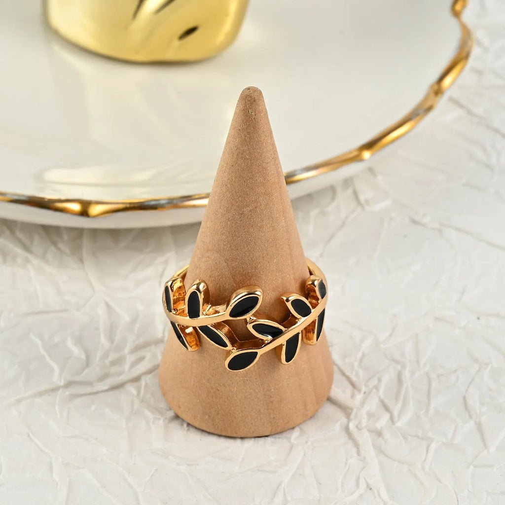 Gold-coloured acrylic leaf geometric ring for women with electroplated finish