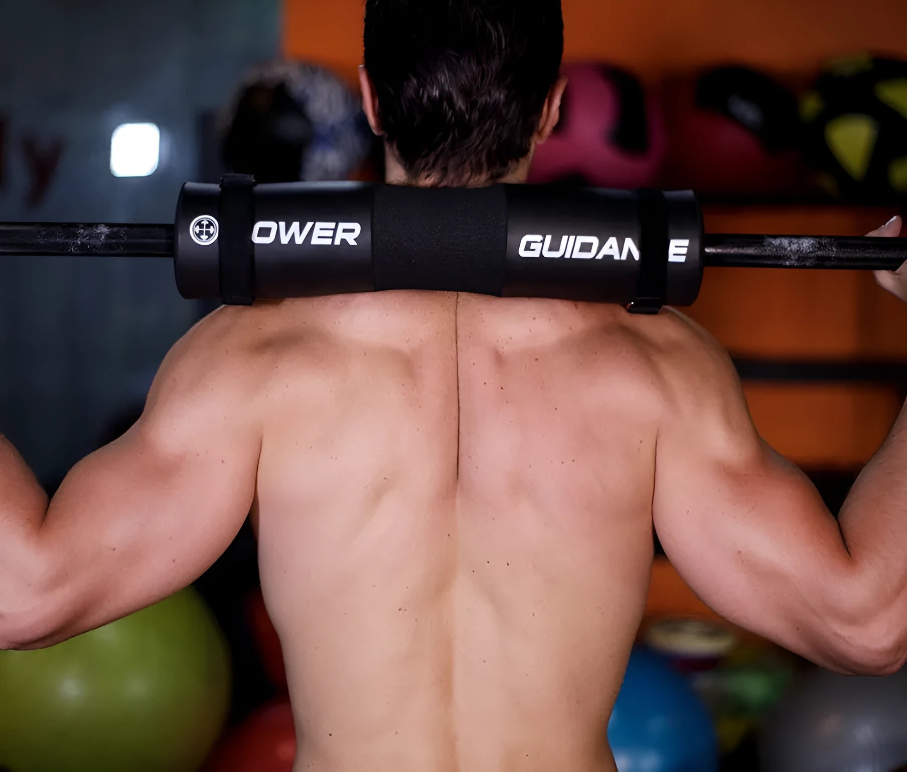 Black foam barbell shoulder pad with curved design and 45x10 cm dimensions