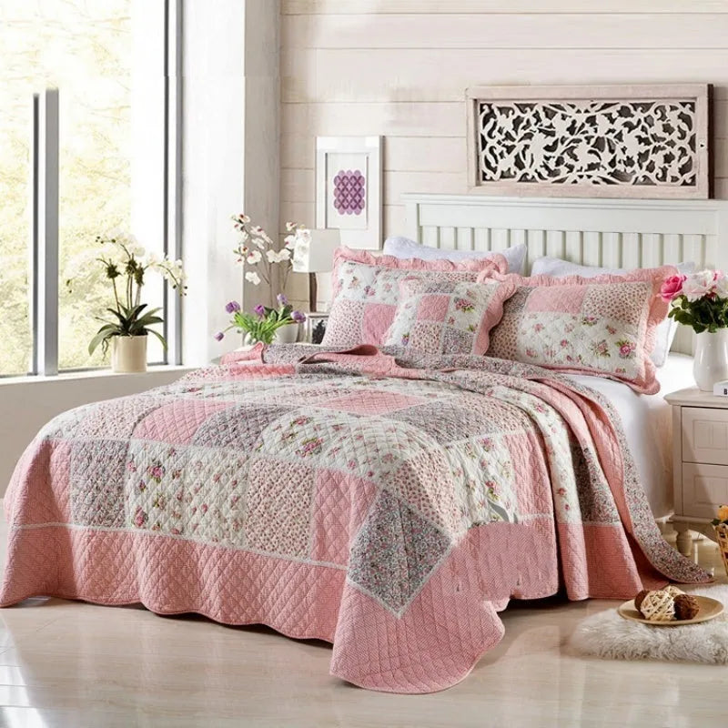 Pure cotton quilted bedspread three-piece set in a colour pattern with two pillowcases.
