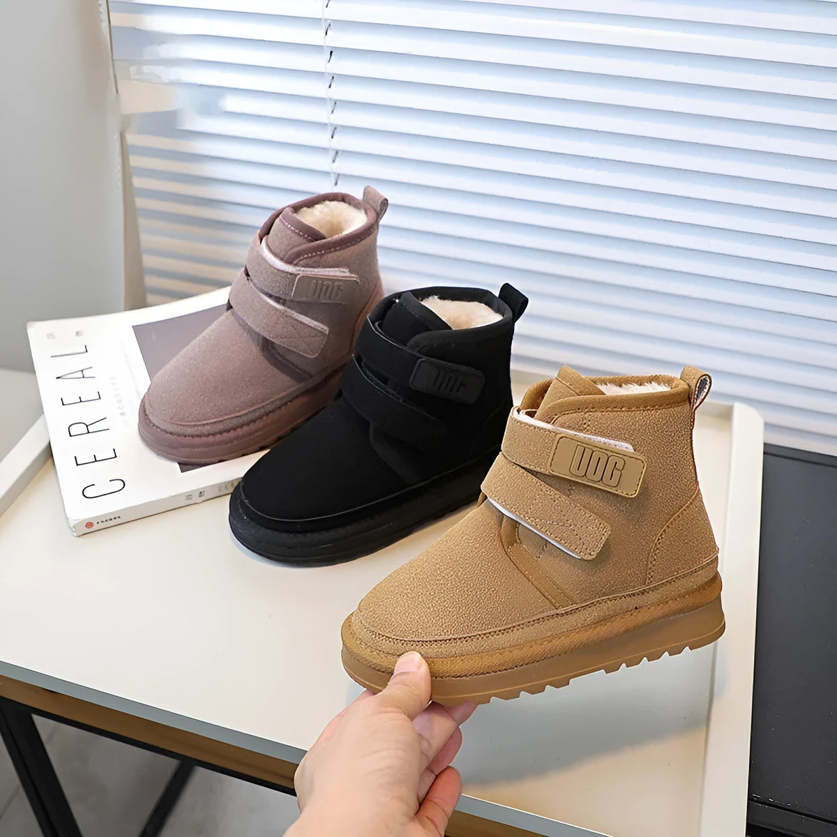 Girls' fleece-lined thick snow boots in solid colour with double Velcro fastening and rubber sole
