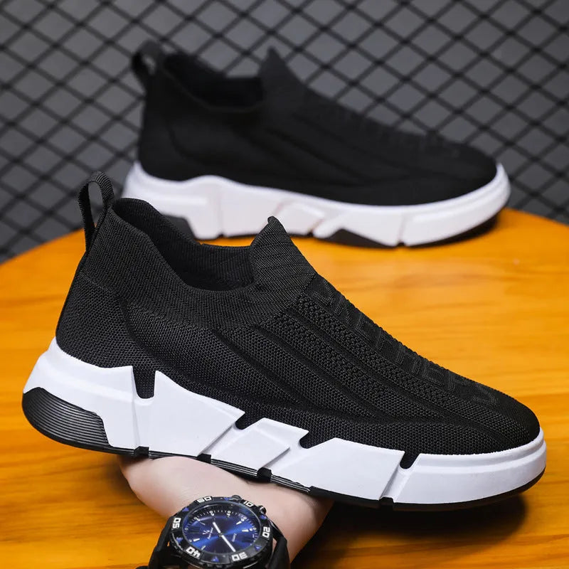 Men's casual slip-on sports shoes in black with flyknit mesh upper and sock cuffs